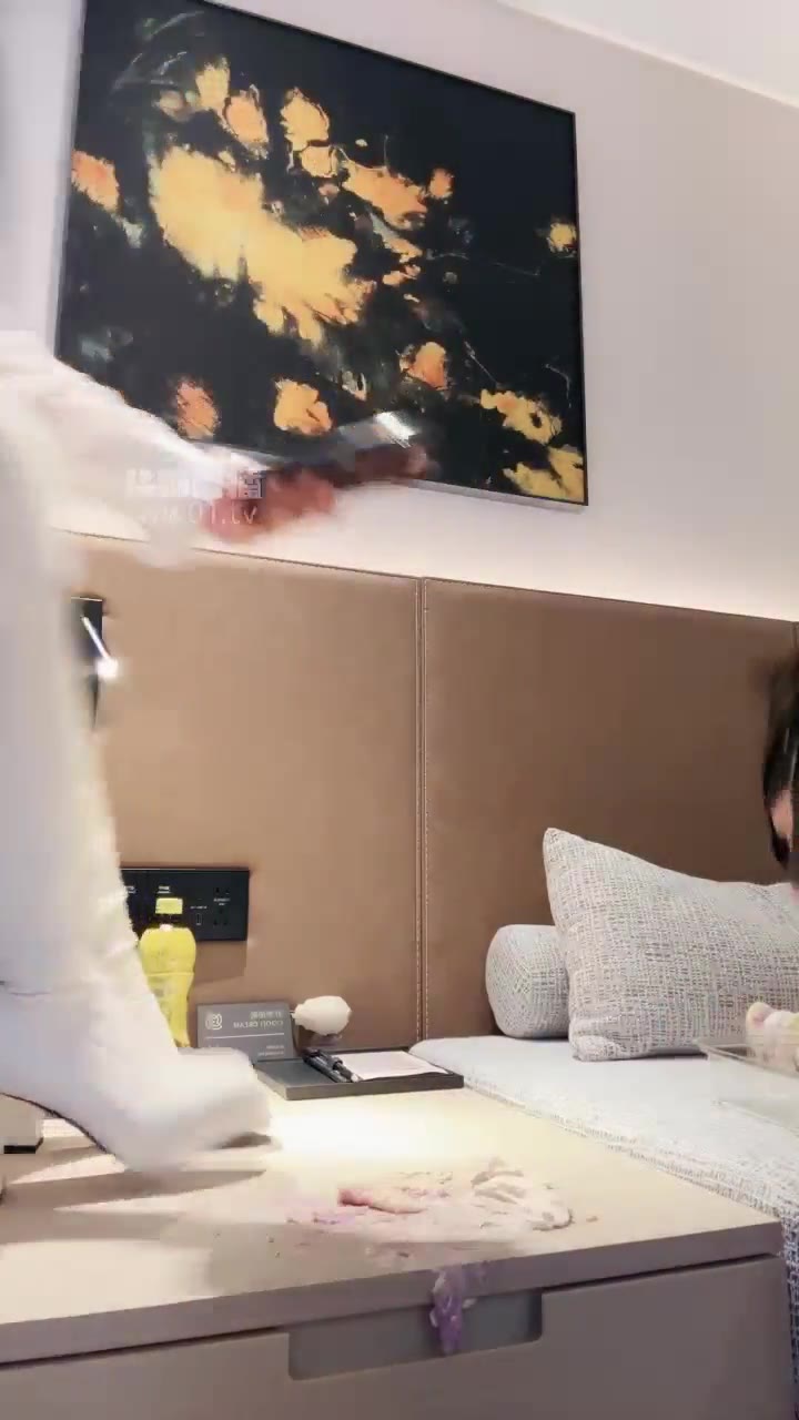 维妮和维因 双主狠踩踏鞋底喂食脚喂食