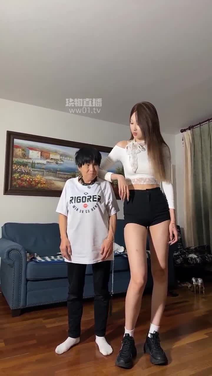 艾琳 双女神狠玩老母狗 骑马踢裆手脚耳光 除臭白袜