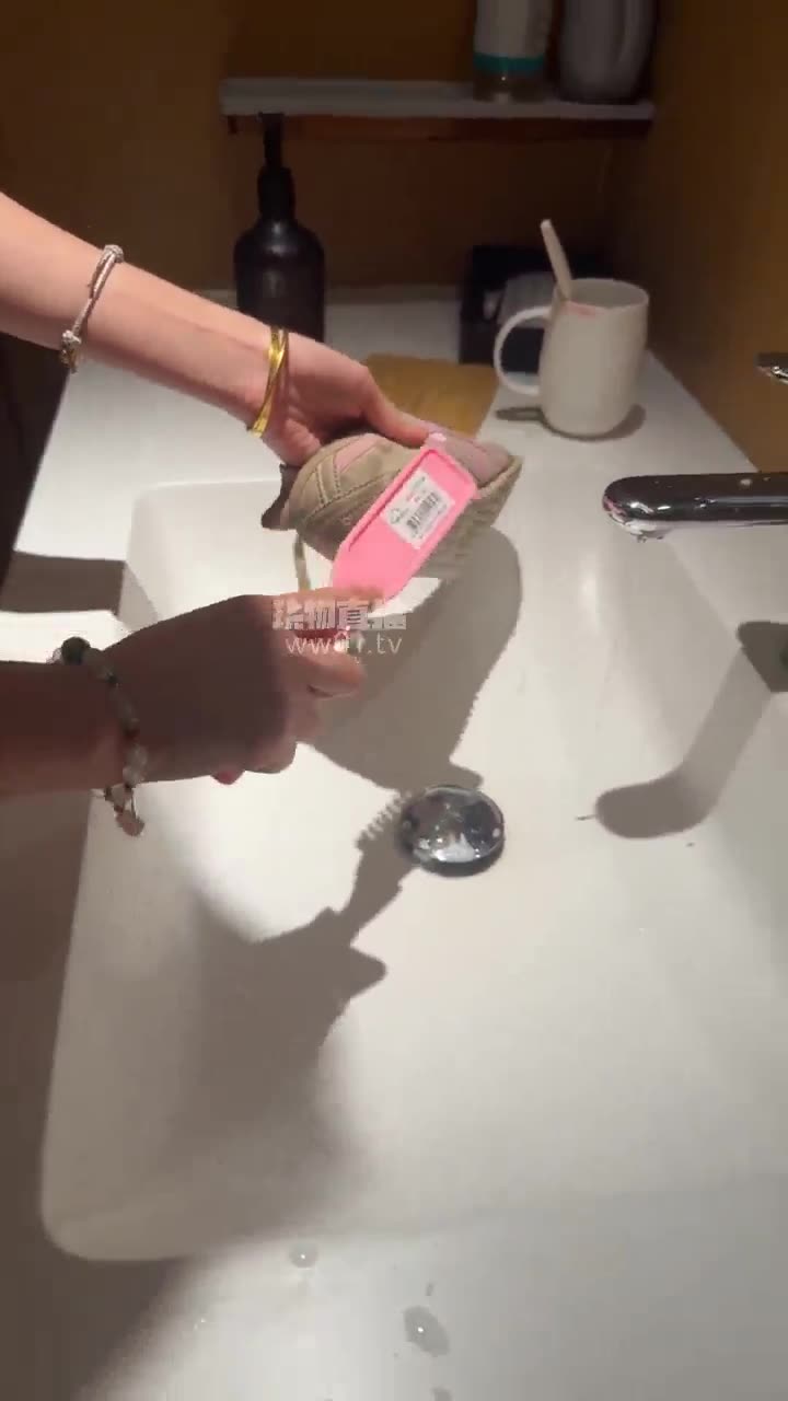 海海 玉足崇拜 舔脚 嘴接下水道喝洗鞋漱口水