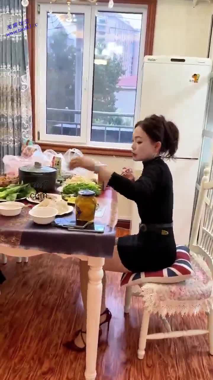 冷月大大 家奴服侍闺蜜用餐