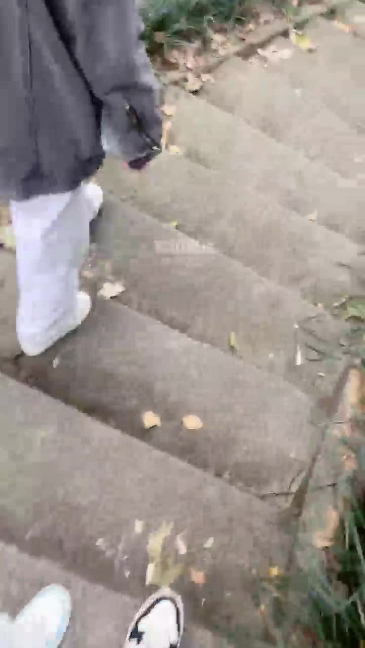 七七小主 户外爬山开发 双女主吐口水闻脚