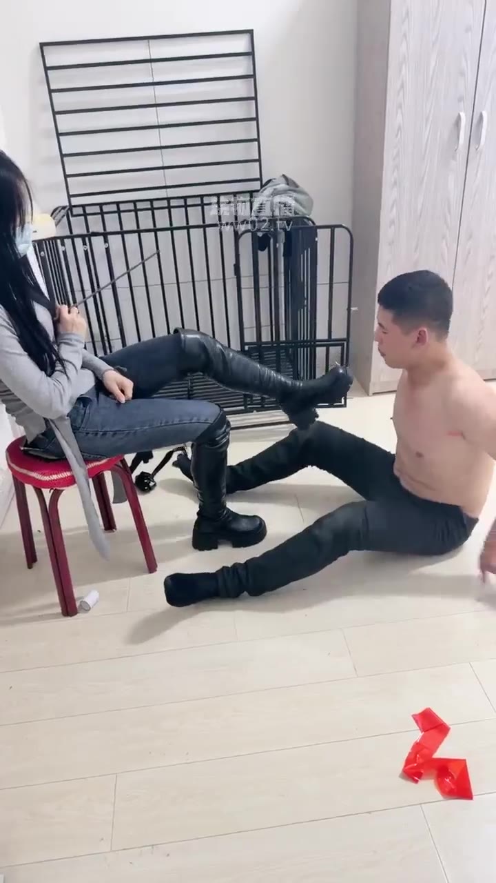 思思 下班回家暴打发泄除臭虐玩