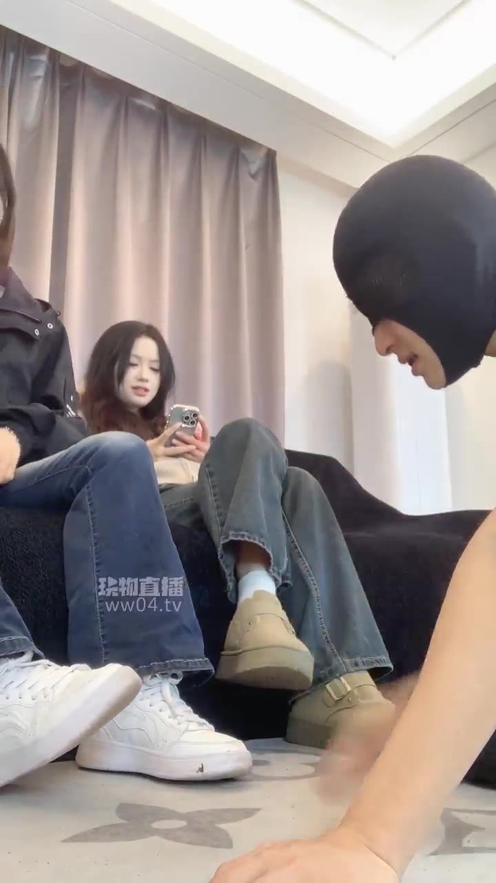 女生也能很暴力 清纯女大带新人调狗