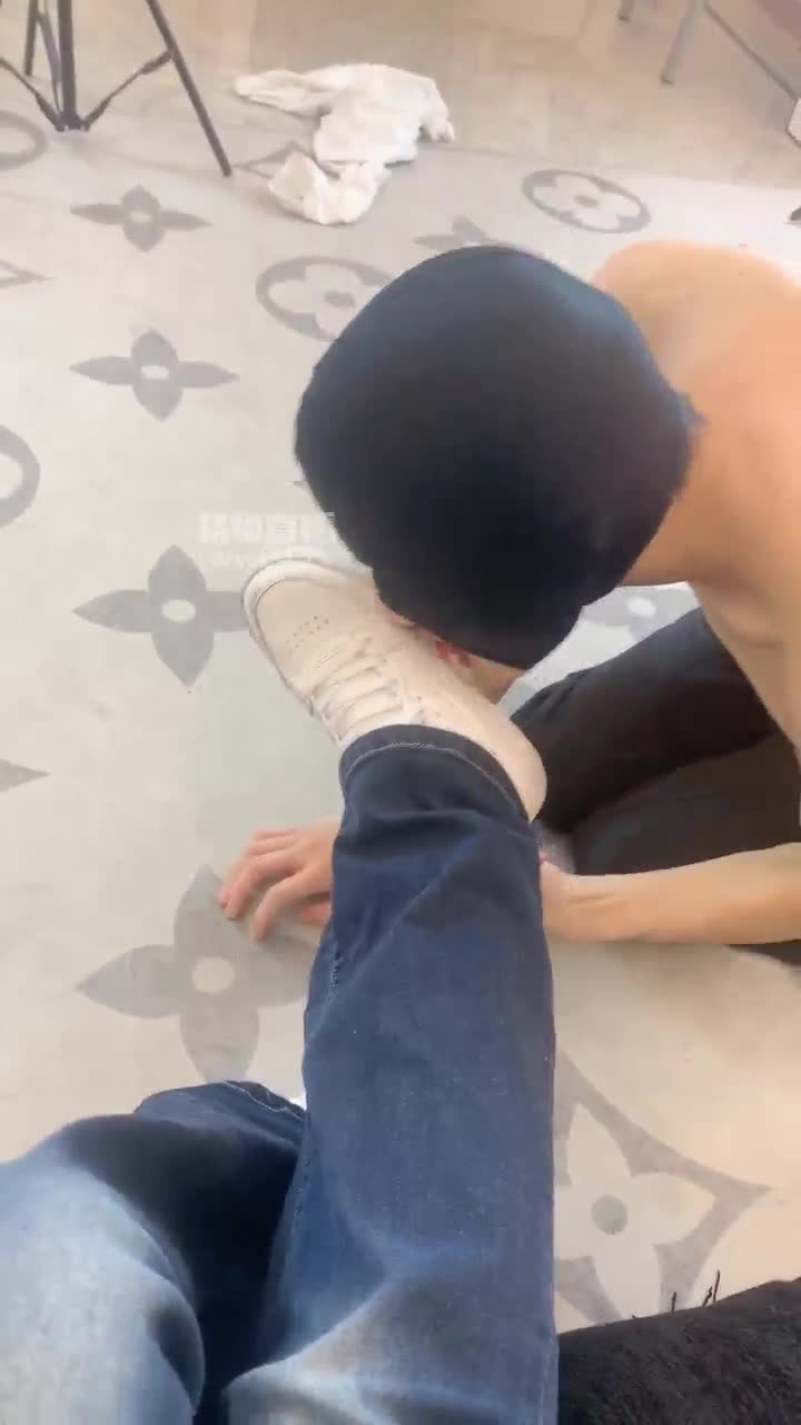 女生也能很暴力 清纯女大暴力虐狗