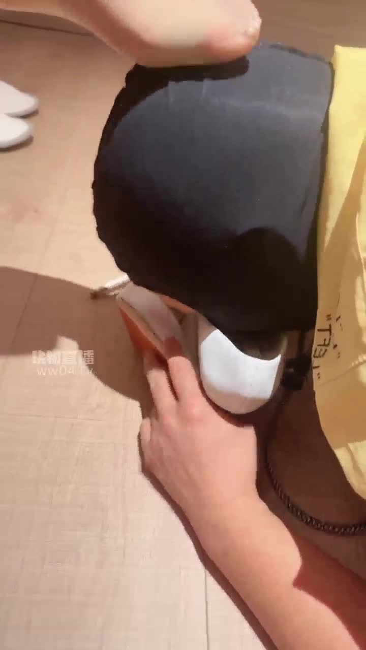 丽娜 肉丝裸足尽情舔 圣水喂食