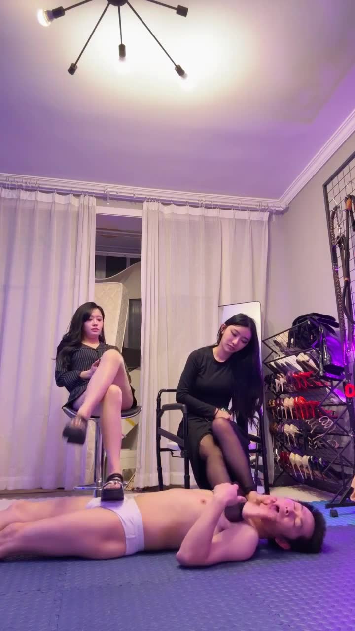 琴月 双主黑丝裸足调小骚 舔脚 打屁股 圣水喂食