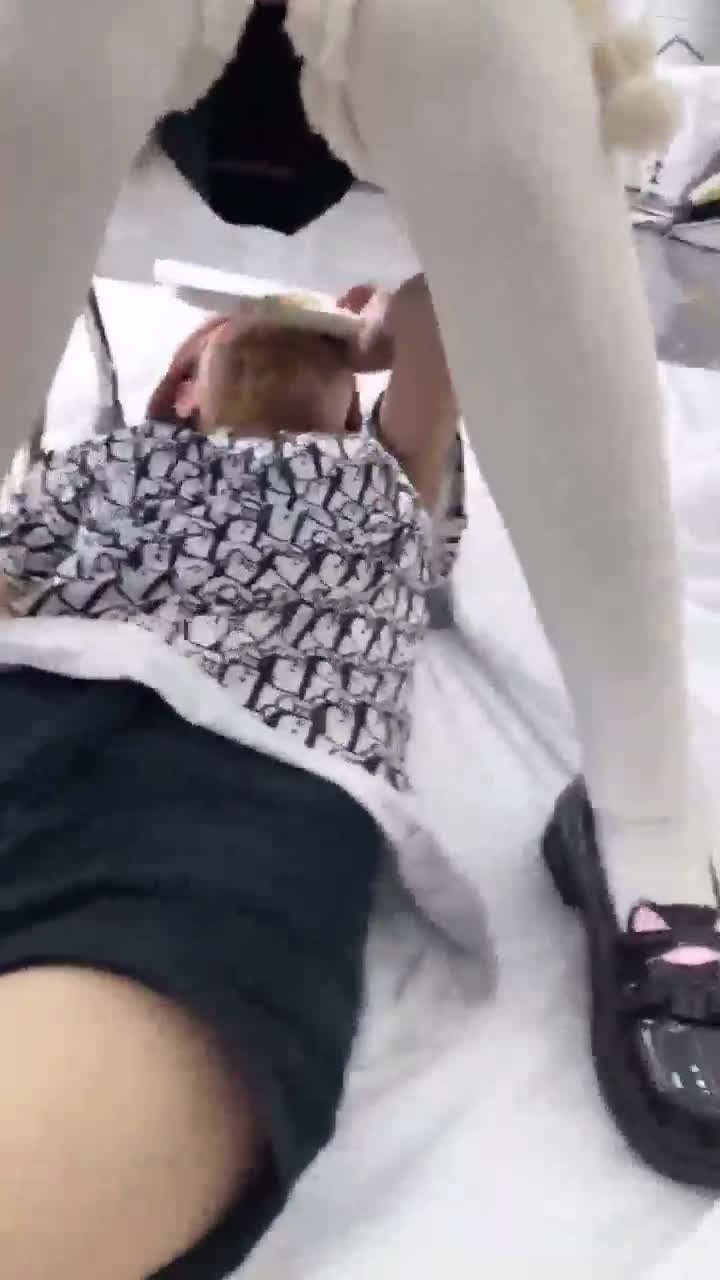 双子 精神小妹黄金拉女奴脸崩溃大哭 黄金涂抹男奴