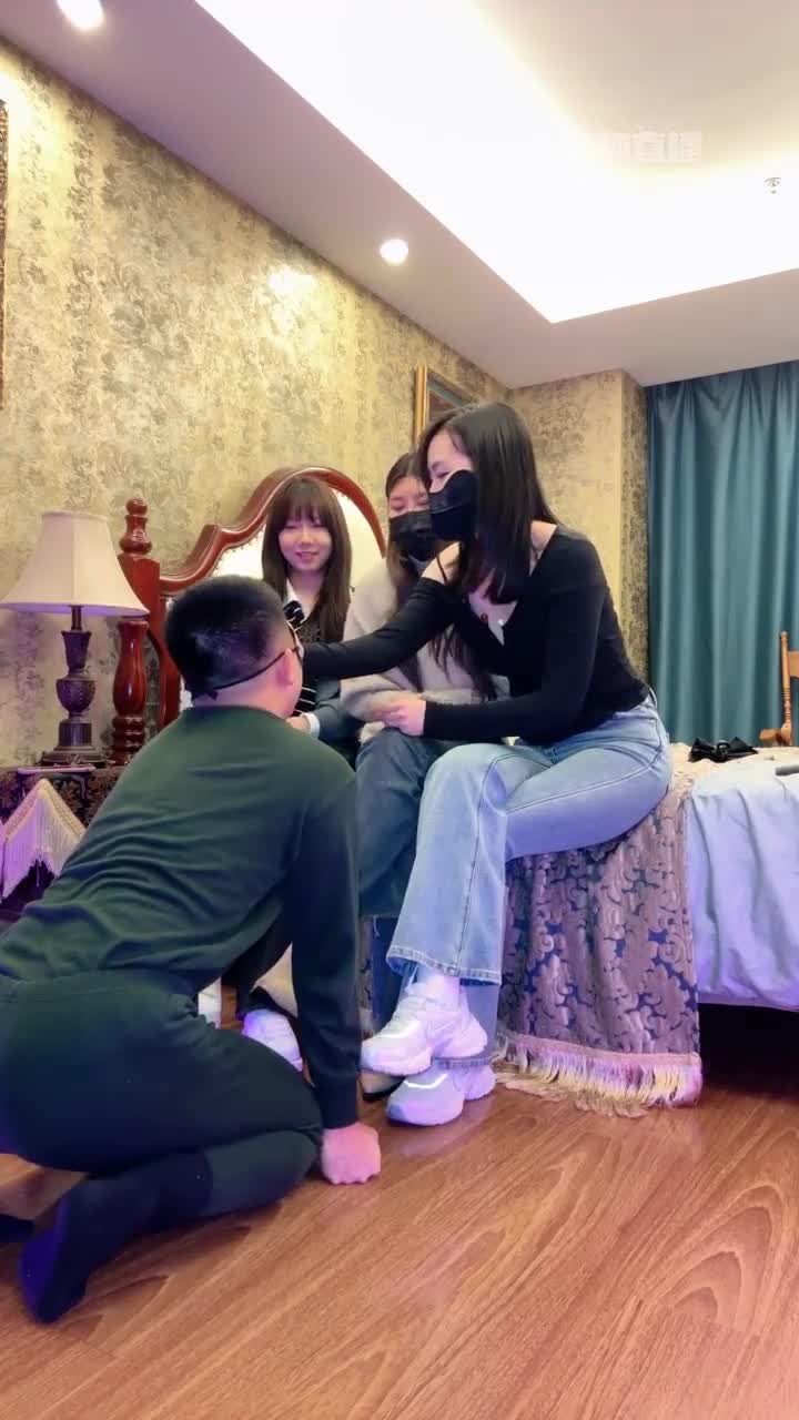 南乔 三主运动鞋白袜调狗除臭戏耍