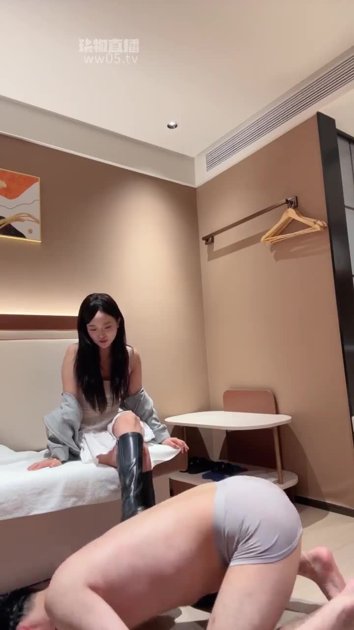 御妍和筱雪 双主暴力踢裆 口水吐脸 嘲笑羞辱贱狗 舔脚