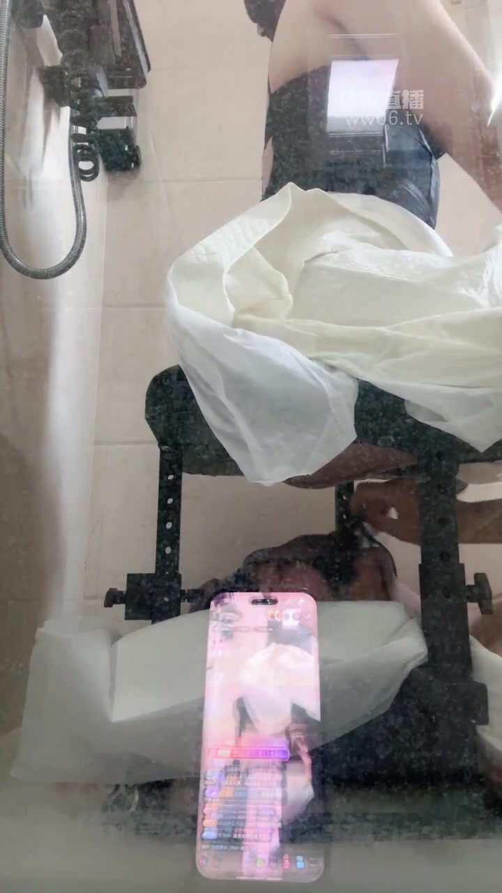 冷颜 调19岁小狗白袜除臭裸足舔脚深喉嘴塞白袜接圣水吸吮