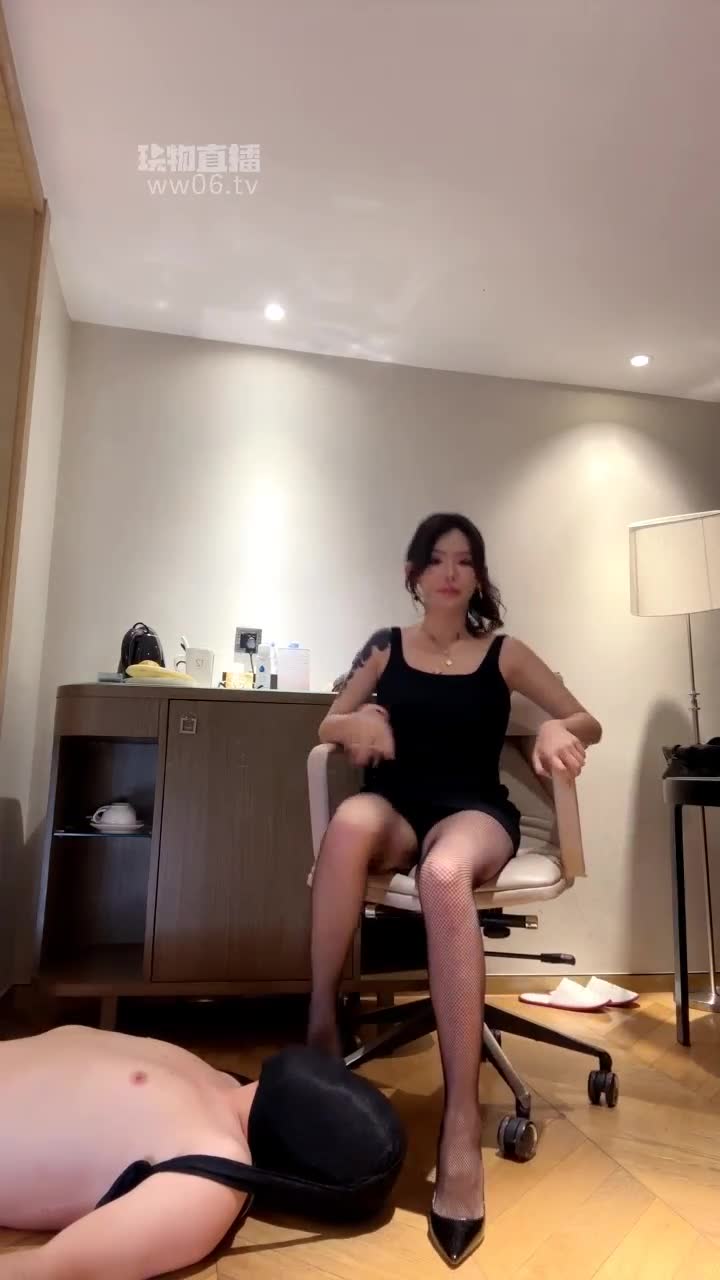 亚兮 性感高跟网袜全体重踩踏 坐脸窒息舔高跟网袜脚深喉圣水完食