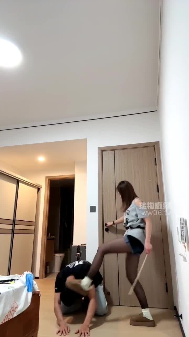 小琼 调教刑奴 超狠暴力踹头踩跺狗头手脚耳光鞭打白袜黑丝除臭奖励