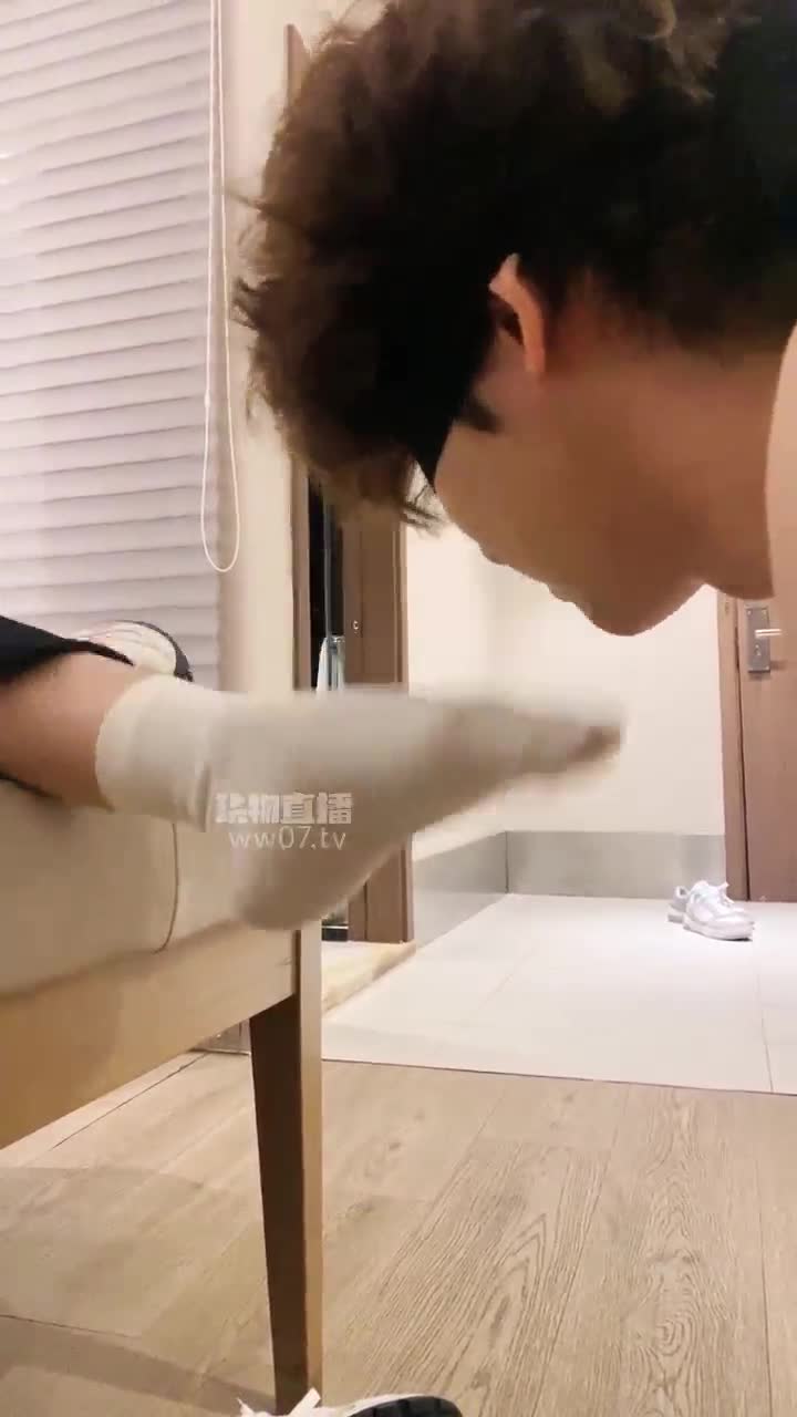 简梨 双主白袜裸足调狗除臭吸闻舔脚