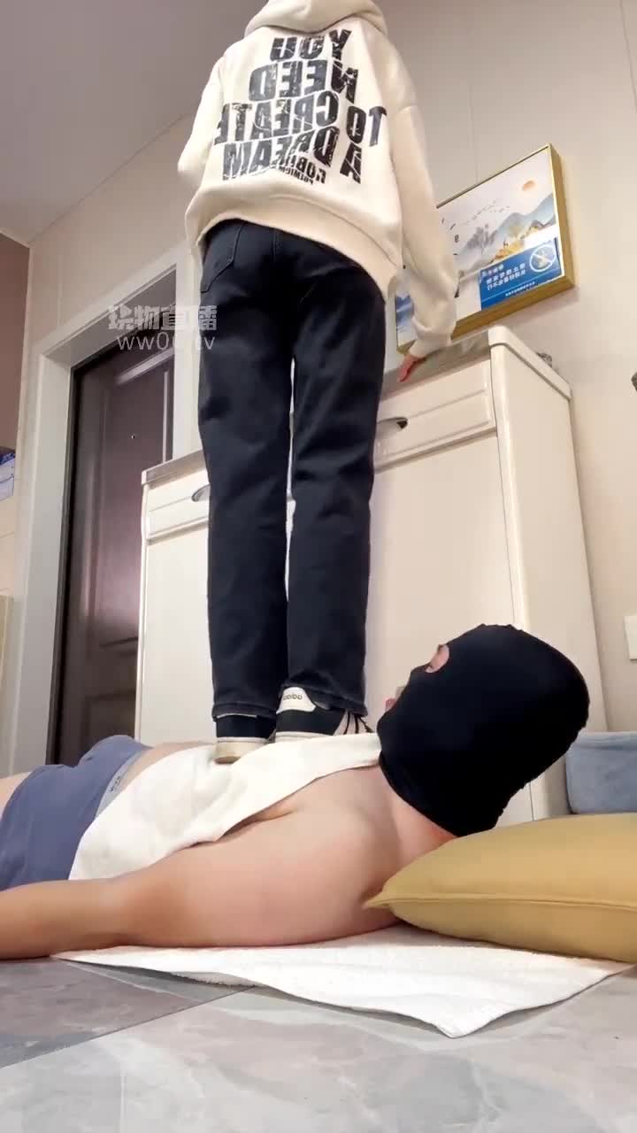 足彩馆 女高全体重踩踏踩脸鞋底清理白袜除臭裸足插嘴深喉