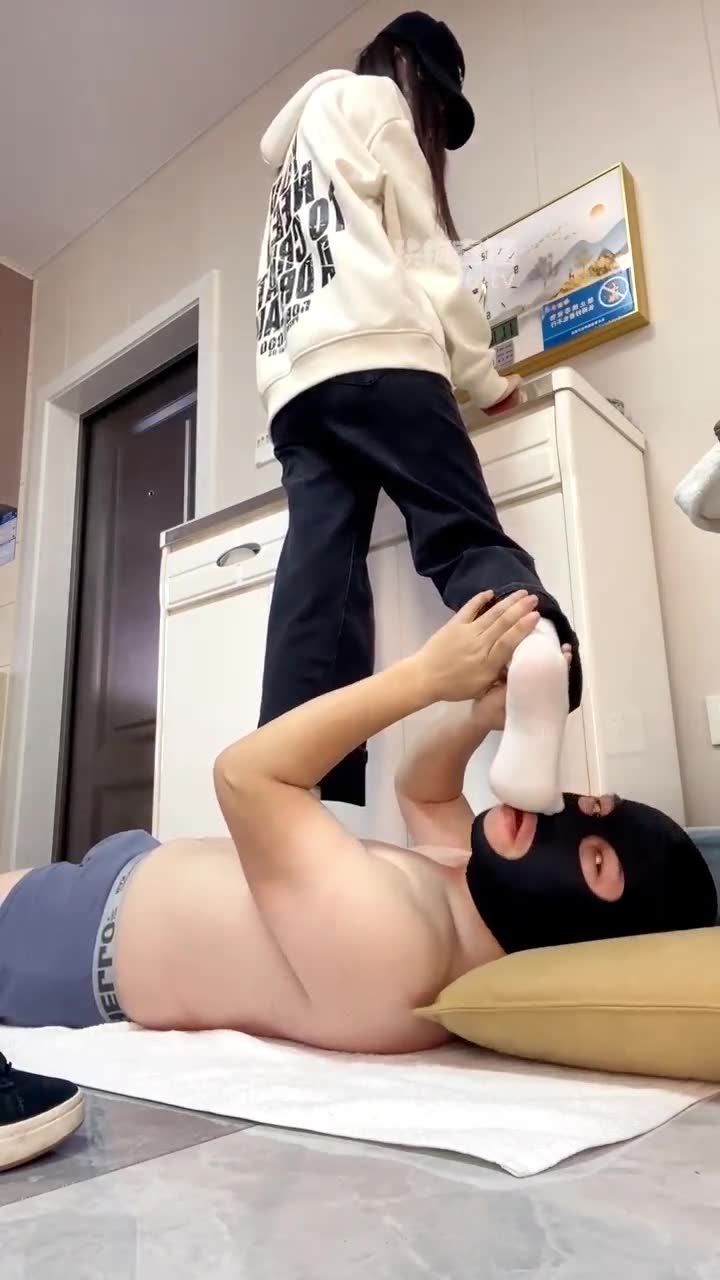 足彩馆 女高全体重踩踏踩脸鞋底清理白袜除臭裸足插嘴深喉