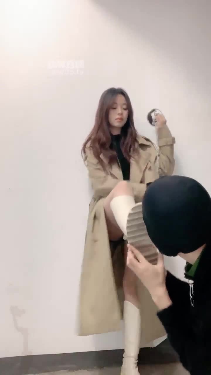 女生也能很暴力 楼道调狗长靴鞋底清理手脚耳光口水喷脸喂食白袜裸足除臭舔脚深喉