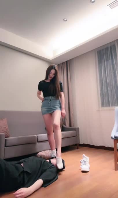 清纯女神 牛仔短裤美腿白袜嫩脚恋足调教羞辱公司领导当脚奴闻白袜脚窒息