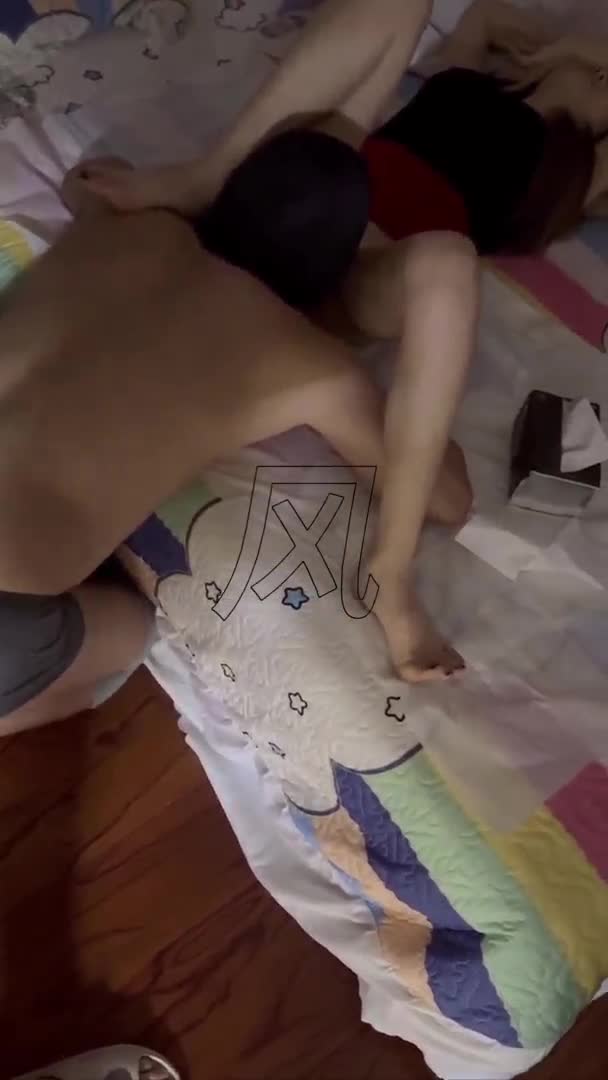 同好共享 素人夫妻主 酒店爱爱两奴在旁伺候