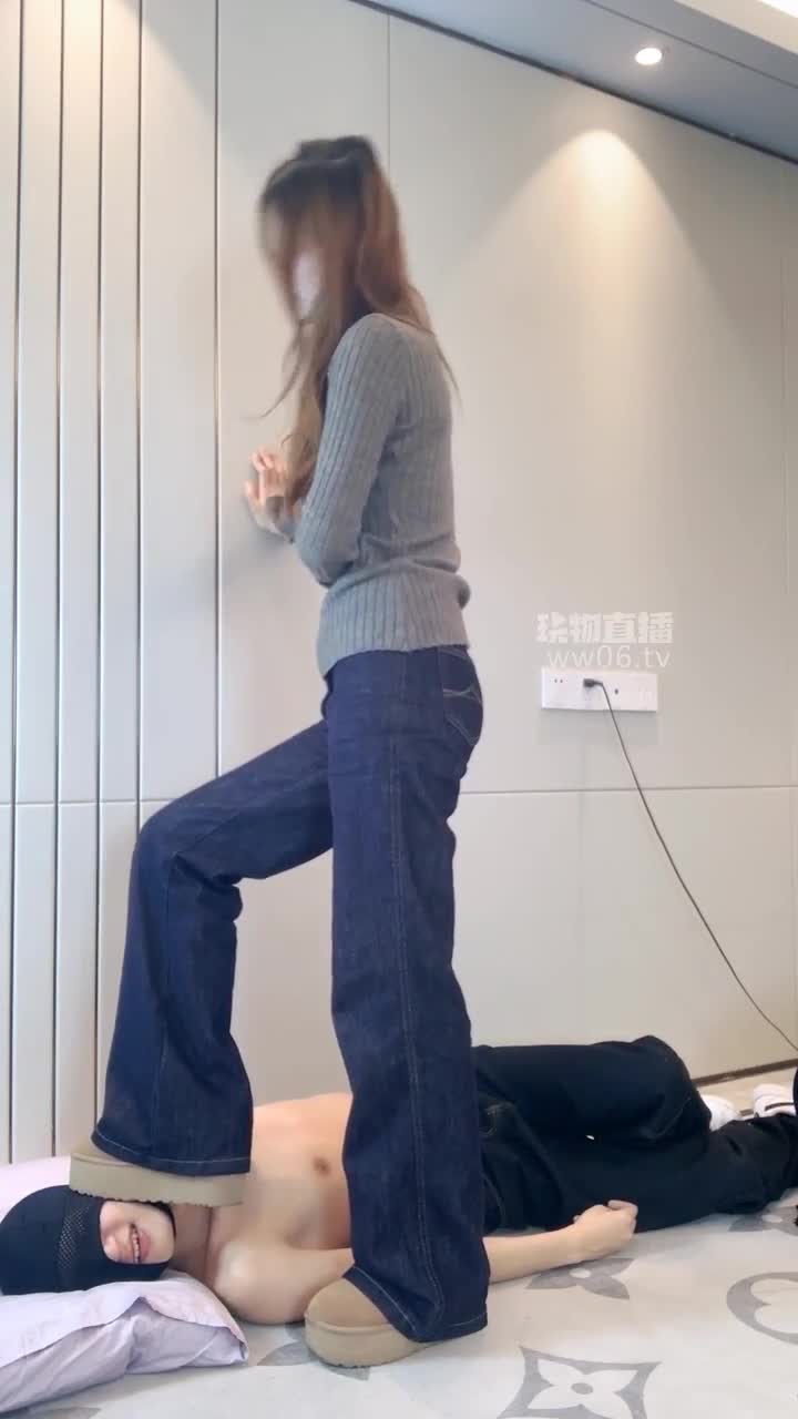 女生也能很暴力 超美女神暴力耳光全体重踩踏踩脸踹头舔脏鞋底裸足口水喂食