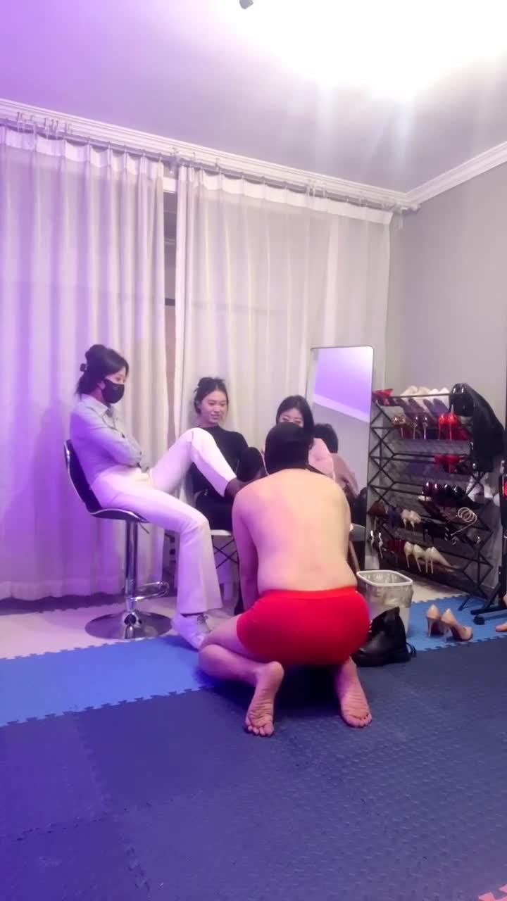 北京毒S和冰月 三主调教 黑丝白袜裸足除臭训狗专场