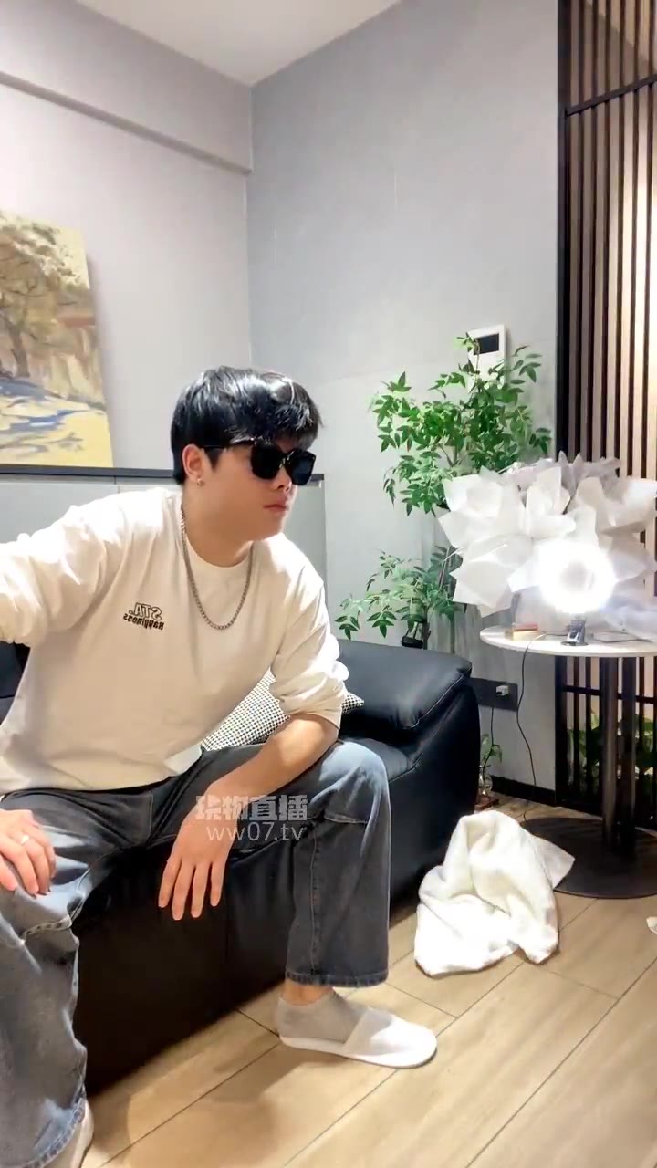 蓓蓓 情侣主调教绿帽胖虎 除臭舔脚深喉耳光 嘴接男主圣水女主黄金圣水完食