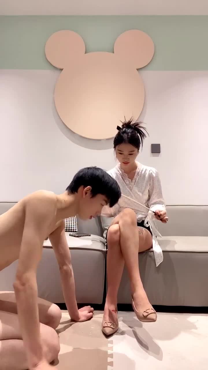 冰语 调教奶狗 平底鞋鞋底清理口水吐喂食裸足深喉不断插鞭打耳光训斥