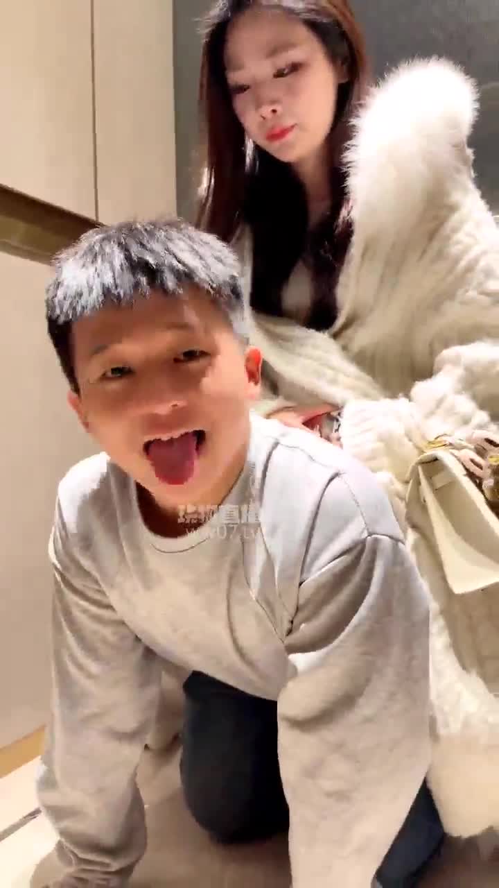 小饭团 开发超顶颜值冷漠脸女神 耳光除臭美足踢档舔脚深喉