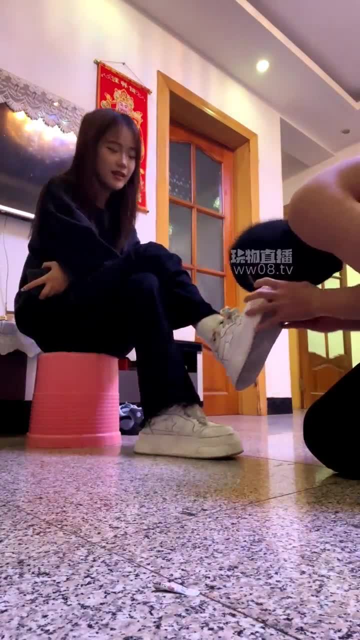 乐乐sama 小狗偷闻鞋被抓 除臭运动鞋白袜舔脚喝马桶水 口水坐脸训斥不断