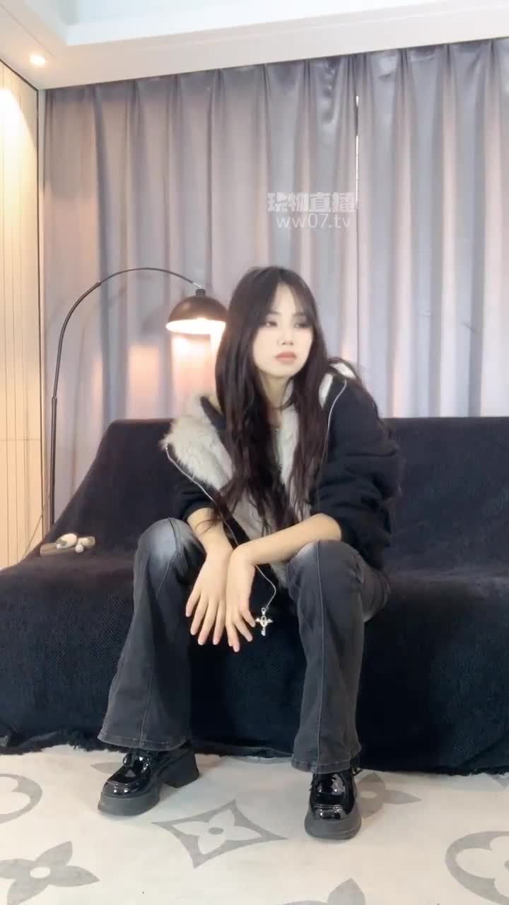 女生也能很暴力 暴力耳光 踢档踢踹 全体重跺踩 踩头白袜脚踹头踩脸