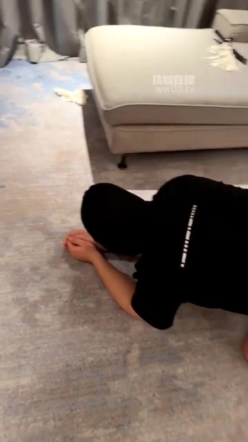 糖糖zhi 调教 裸足舔脚深喉 暴力踢裆狠踹头玩