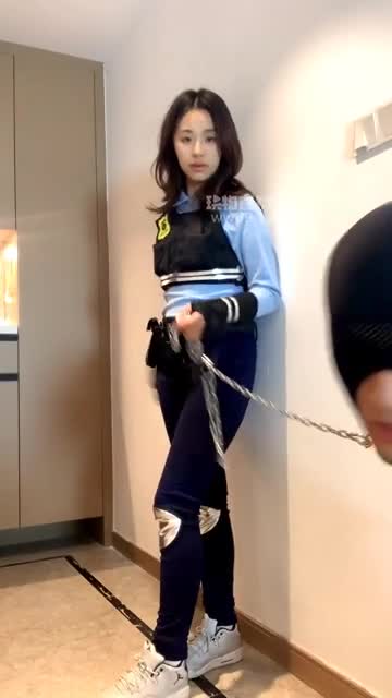 女生也能很暴力 暴打耳光 狠踹头运动鞋清理白袜猛吸除臭鞋底口水喂食玩乳居高临下鞋踩舌插嘴裸足舔脚深喉