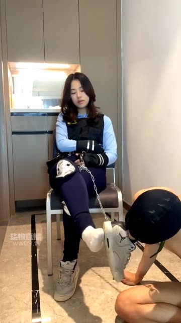 女生也能很暴力 暴打耳光 狠踹头运动鞋清理白袜猛吸除臭鞋底口水喂食玩乳居高临下鞋踩舌插嘴裸足舔脚深喉