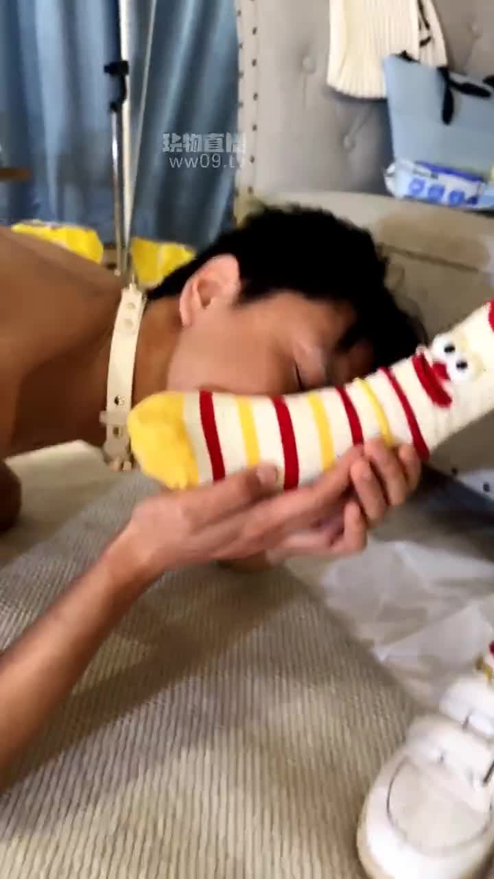 等等 带素人闺蜜双主调教 除臭舔脚深喉暴力耳光踢档坐脸窒息