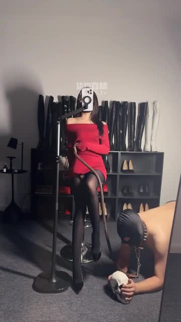 Sera 对镜调教脚垫厚黑丝除臭深喉