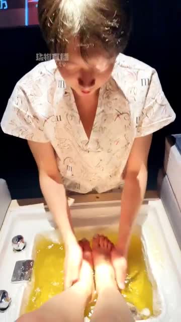毛绒月亮 足浴店调教 裸足卖力侍奉口水喂食