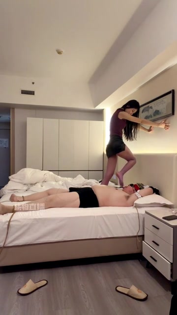 官官 剧情 女奴发现男主人女装癖好反转训成公狗