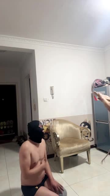 蜜糖情侣 剧情 暴打训斥欠钱不还的贱狗