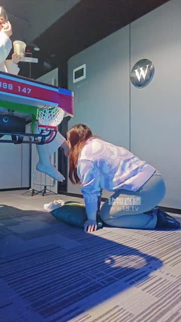 樱樱 台球厅调教肥猪女奴 裸足舔脚伺候