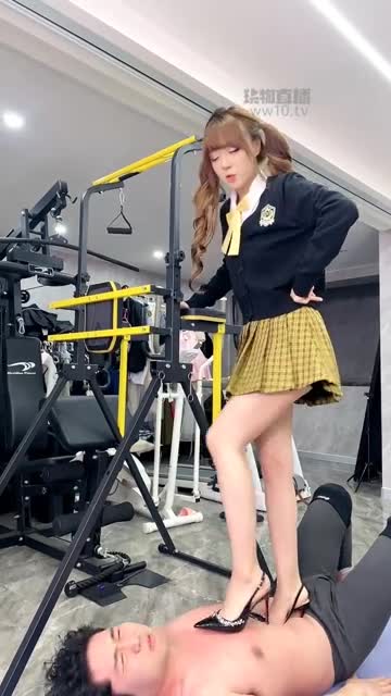 银儿 超顶可爱女神 踩跺爆狠脚耳光 鞭打踩脖窒息 狠踢裆虐狗