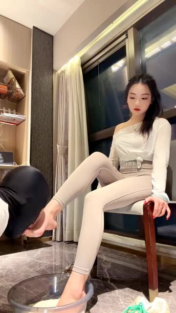 小玫瑰 调教恋足狗 美足舔脚深喉洗脚水完食