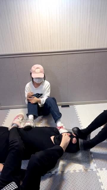 足彩馆 三精神小妹踩脸 除臭 全体重踩踏深喉虐狗