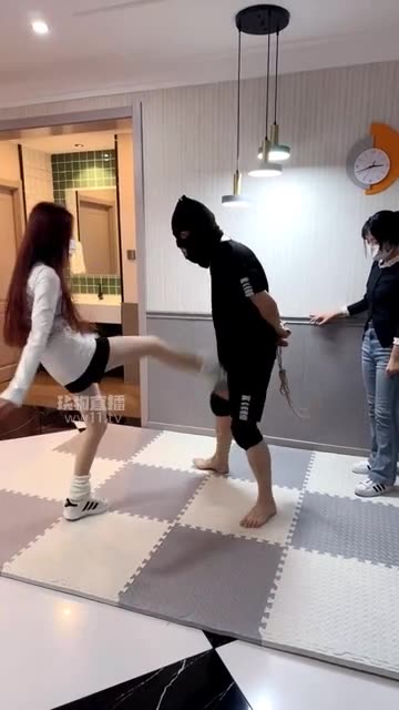 足彩馆 双精神小妹背缚贱狗 暴力踢裆狠踢踹