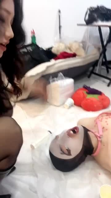 琪琪情侣主 超多圣水喂食 美脚侍奉 口水吐食玩狗