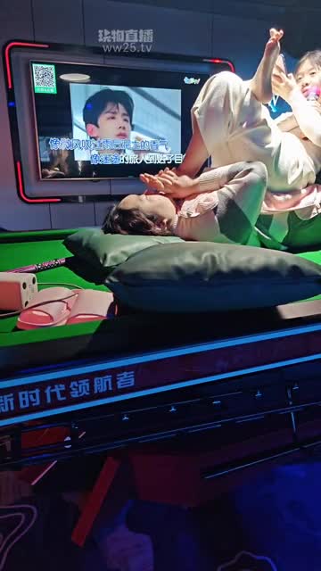 是樱樱呀 KTV调教母狗女奴 踩脸舔脚