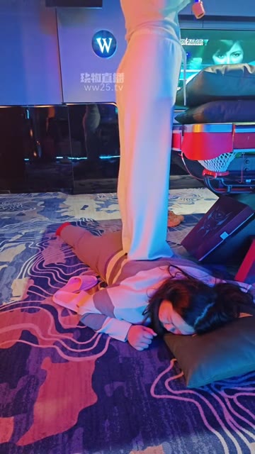 是樱樱呀 KTV全体重踩踏母狗女奴