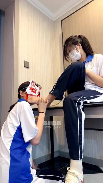 足彩馆 双女主校服装霸凌调教母狗 女奴同学美脚侍奉