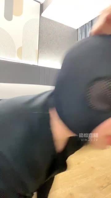 蓓蓓情侣主 调教绿帽狗 伺候接吻吃口水 黑丝脚闻舔byt 羞辱喂食圣水直饮