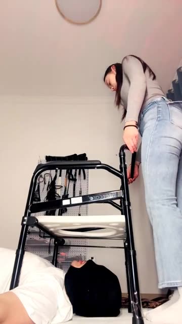 繁星女宝 调教马桶狗 短靴白袜清理除臭 超多口水 黄金喂食