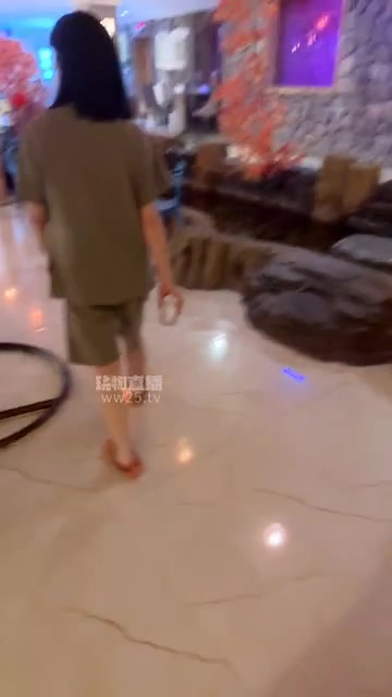 心伊 温泉汤池羞辱私奴狗 美脚侍奉 公开场合圣水完食