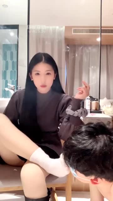 苏西 调教恋足私奴 美脚舔脚深喉赏赐圣水